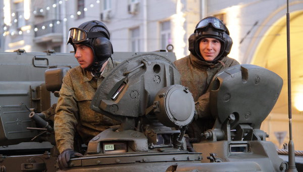 Tham gia buổi diễn tập cuối cùng trên quảng trường Đỏ còn có sự góp mặt của Bộ trưởng Quốc phòng Anatoly Serdyukov. Tham gia buổi diễn tập cuối cùng trên quảng trường Đỏ còn có sự góp mặt của Bộ trưởng Quốc phòng Anatoly Serdyukov.