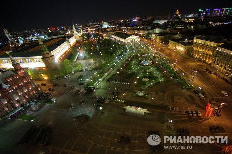 Tham gia lễ diễu binh mừng ngày 9/5 năm nay, quân đội Nga huy động 8 hệ thống tên lửa Iskander-M (SS-26 Stone), hệ thống tên lửa Topol-M, 16 hệ thống phòng không S-400 Triumph, Pantsir-S, 13 xe bọc thép Tiger, APC-80, tăng T-90, hệ thống pháo tự hành Msta-S và Buk-M2 SAM. Tham gia lễ diễu binh mừng ngày 9/5 năm nay, quân đội Nga huy động 8 hệ thống tên lửa Iskander-M (SS-26 Stone), hệ thống tên lửa Topol-M, 16 hệ thống phòng không S-400 Triumph, Pantsir-S, 13 xe bọc thép Tiger, APC-80, tăng T-90, hệ thống pháo tự hành Msta-S và Buk-M2 SAM.