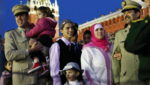 Lễ diễu binh mừng chiến thắng 9/5 năm nay có sự tham gia của 14.000 binh sĩ và 100 thiết bị quân sự hiện đại của quân đội Nga. Lễ diễu binh mừng chiến thắng 9/5 năm nay có sự tham gia của 14.000 binh sĩ và 100 thiết bị quân sự hiện đại của quân đội Nga.