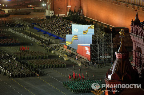 Cảnh diễn tập diễu binh đêm trên quảng trường Đỏ ngày 3/5 Cảnh diễn tập diễu binh đêm trên quảng trường Đỏ ngày 3/5