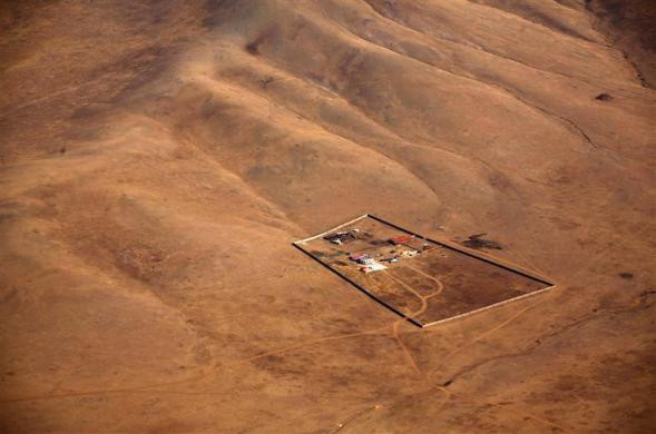 Một khu nhà được bao quanh bởi tường rào rộng lớn tại khu vực đồi núi thuộc ngoại ô thành phố Ulaanbaatar ngày 3/4/2012.