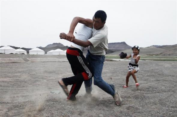 Một bé gái tham gia cổ vũ cho 2 người đàn ông đấu vật gần tu viện Ongi ngày 10/8/2011.