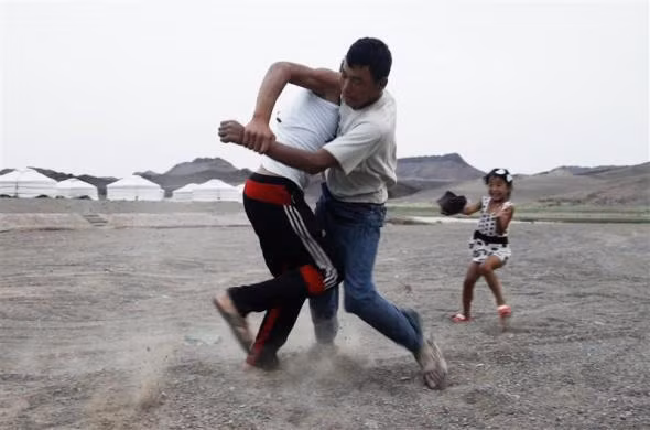 Một bé gái tham gia cổ vũ cho 2 người đàn ông đấu vật gần tu viện Ongi ngày 10/8/2011.