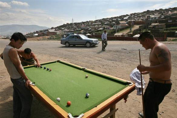 Thanh niên Mông Cổ chơi bi-a trên đường chính ở Gers, Ulan Bator ngày 4/7/2006.