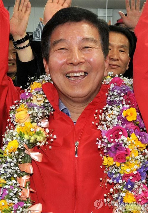 Park Dae-dong, một ứng cử viên của Đảng cầm quyền Saeuri, nở nụ cười tại văn phòng của ông sau khi giành chiến thắng trong cuộc bầu cử Quốc hội. Ảnh Yonhap Park Dae-dong, một ứng cử viên của Đảng cầm quyền Saeuri, nở nụ cười tại văn phòng của ông sau khi giành chiến thắng trong cuộc bầu cử Quốc hội. Ảnh Yonhap
