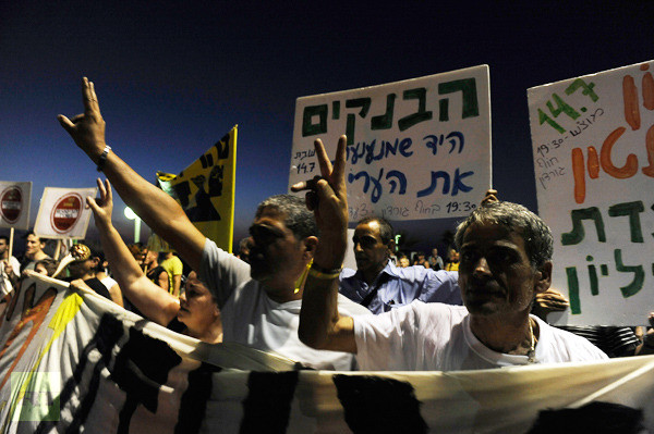 Họ kêu gọi chính phủ cải thiện đời sống và chi tiêu ít hơn cho quân sự.