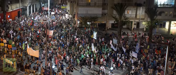 Người biểu tình đổ xuống đường phố Tel Aviv. Người biểu tình đổ xuống đường phố Tel Aviv.