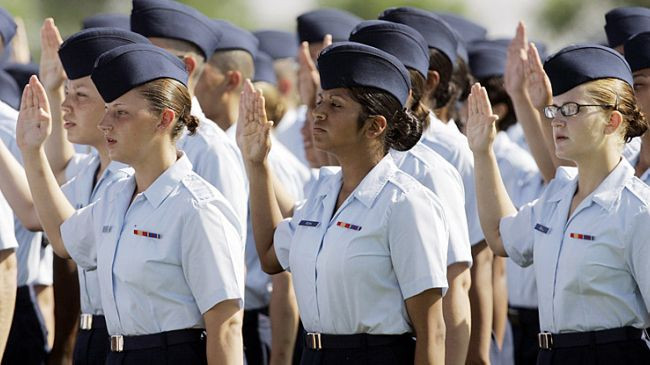 Nữ học viên của Học viên Không quân Lackland trong lễ tốt nghiệp Nữ học viên của Học viên Không quân Lackland trong lễ tốt nghiệp