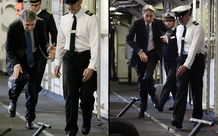 Bộ trưởng Quốc phòng Anh Philip Hammond gặp sự cố nhỏ khi thăm tàu HMS Ocean Bộ trưởng Quốc phòng Anh Philip Hammond gặp sự cố nhỏ khi thăm tàu HMS Ocean