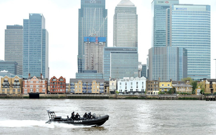 Cảnh sát London đi thuyền qua Canary Wharf trước khi tàu HMS Ocean tới sông Thames Cảnh sát London đi thuyền qua Canary Wharf trước khi tàu HMS Ocean tới sông Thames
