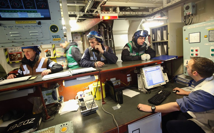 Nhân viên quân sự làm nhiệm vụ trên tàu HMS Ocean Nhân viên quân sự làm nhiệm vụ trên tàu HMS Ocean