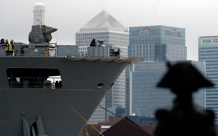 Bóng bức tượng Horatio Nelson khi tàu HMS Ocean vượt qua Canary Wharf. Bóng bức tượng Horatio Nelson khi tàu HMS Ocean vượt qua Canary Wharf.