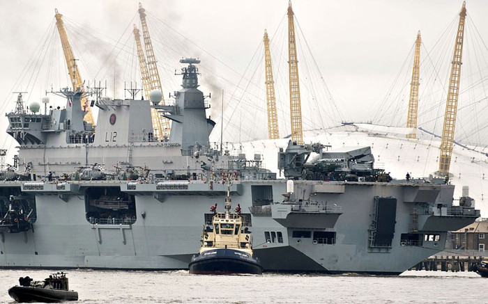 Tàu HMS Ocean đi qua sân vận động O2 Arena Tàu HMS Ocean đi qua sân vận động O2 Arena