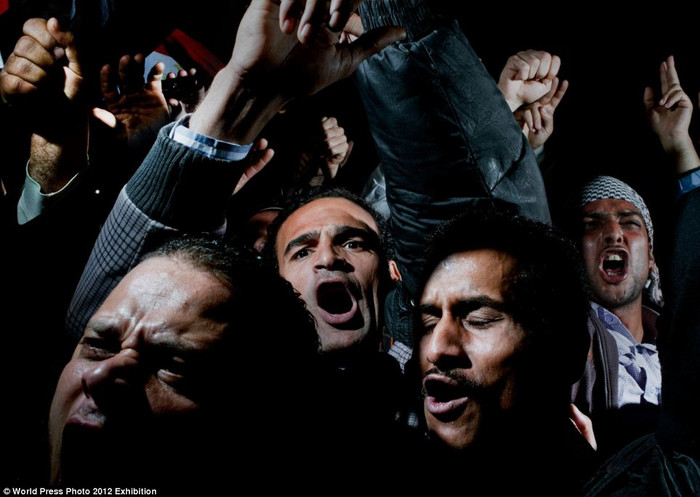 Những người biểu tình ở Quảng trường Tahrir, Cairo, phản ứng trước bài phát biểu trên truyền hình tuyên bố không từ bỏ quyền lực của Tổng thống Ai Cập Hosni Mubarak. Ảnh Alex Majoli. Những người biểu tình ở Quảng trường Tahrir, Cairo, phản ứng trước bài phát biểu trên truyền hình tuyên bố không từ bỏ quyền lực của Tổng thống Ai Cập Hosni Mubarak. Ảnh Alex Majoli.