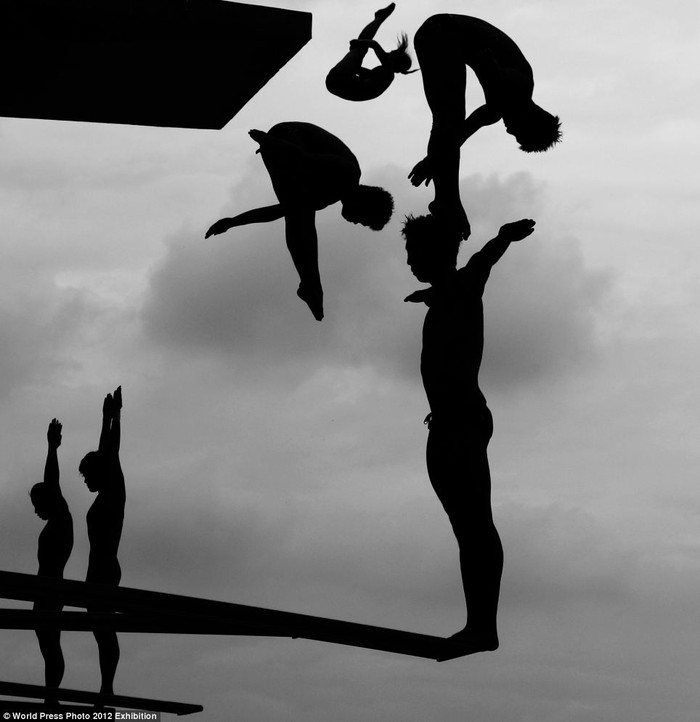 Các vận động viên lặn thi đấu tại giải vô địch FINA World Aquatics Championships tại Thượng Hải, Trung Quốc. Ảnh Adam Pretty Các vận động viên lặn thi đấu tại giải vô địch FINA World Aquatics Championships tại Thượng Hải, Trung Quốc. Ảnh Adam Pretty