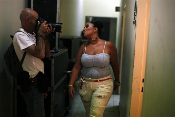 Thí sinh Rotem Harel làm duyên trước ống kính của nhiếp ảnh gia trong hậu trường. Thí sinh Rotem Harel làm duyên trước ống kính của nhiếp ảnh gia trong hậu trường.