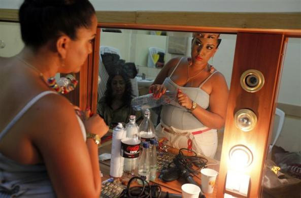 Rotem Harel tại hậu trường cuộc thi Hoa hậu mập Israel 2012. Rotem Harel tại hậu trường cuộc thi Hoa hậu mập Israel 2012.