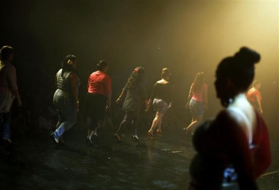 Các thí sinh tham gia trình diễn trên sân khấu trong cuộc thi ngày 18/6. Các thí sinh tham gia trình diễn trên sân khấu trong cuộc thi ngày 18/6.