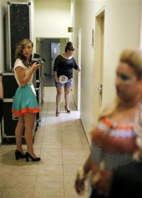 Miri Arbiv (giữa) tại hậu trường cuộc thi Hoa hậu mập ở thành phố Beersheba ngày 18/6. Miri Arbiv (giữa) tại hậu trường cuộc thi Hoa hậu mập ở thành phố Beersheba ngày 18/6.