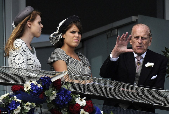 Hoàng tử Philip cùng công chúa Beatrice và Công chúa Eugenie của xứ York Hoàng tử Philip cùng công chúa Beatrice và Công chúa Eugenie của xứ York