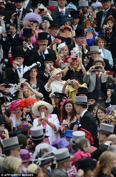 Đám đông ấn tượng với màn trình diễn nhảy dù tại trường đua. Đám đông ấn tượng với màn trình diễn nhảy dù tại trường đua.