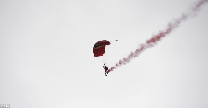Phi công Hoàng gia biểu diễn nhảy dù trước cuộc đua ngựa Phi công Hoàng gia biểu diễn nhảy dù trước cuộc đua ngựa