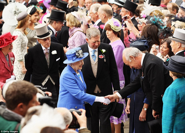 Nữ hoàng Elizabeth II tại Trường đua ngựa Epsom Derby Nữ hoàng Elizabeth II tại Trường đua ngựa Epsom Derby