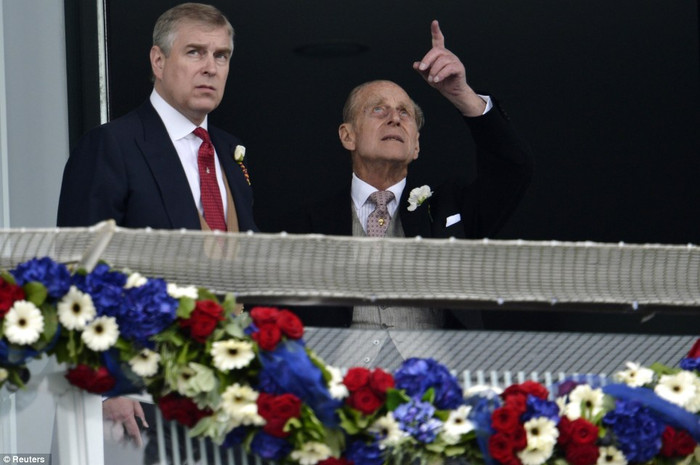 Hoàng tử Andrew, bên trái, và Hoàng tử Philip Hoàng tử Andrew, bên trái, và Hoàng tử Philip