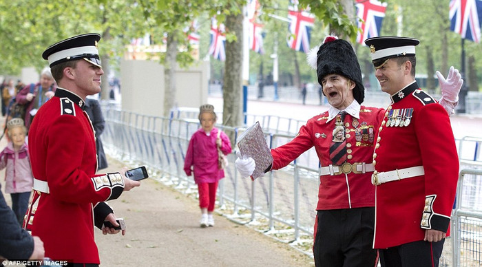 Chụp ảnh lưu niệm bên ngoài Cung điện Buckingham Chụp ảnh lưu niệm bên ngoài Cung điện Buckingham