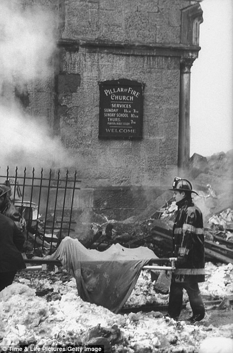 Hơn 2.500 lính cứu hỏa đã được huy động để dập tắt ngọn lửa từ vụ tai nạn đã lây lan sang hơn 200 nhà dân. Hơn 2.500 lính cứu hỏa đã được huy động để dập tắt ngọn lửa từ vụ tai nạn đã lây lan sang hơn 200 nhà dân.