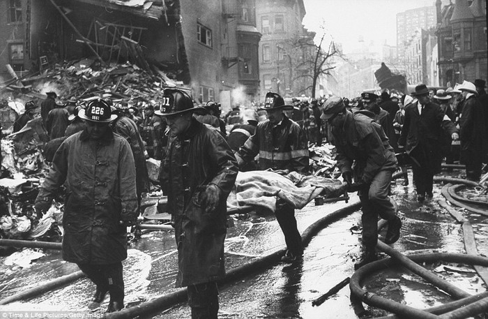 Lính cứu hỏa đưa thi thể nạn nhân ra khỏi hiện trường vụ tai nạn Lính cứu hỏa đưa thi thể nạn nhân ra khỏi hiện trường vụ tai nạn