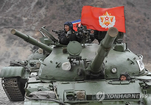 Ảnh được hãng tin Kyodo (Nhật Bản) đăng tải hôm 5/3 cho thấy các xe tăng Triều Tiên được huy động tham gia một cuộc diễn tập bắn đạn thật do Quân đoàn 2 của Quân đội Nhân dân Triều Tiên tiến hành. Thời gian và địa điểm cụ thể diễn ra hoạt động này không được tiết lộ. Ảnh Yonhap Ảnh được hãng tin Kyodo (Nhật Bản) đăng tải hôm 5/3 cho thấy các xe tăng Triều Tiên được huy động tham gia một cuộc diễn tập bắn đạn thật do Quân đoàn 2 của Quân đội Nhân dân Triều Tiên tiến hành. Thời gian và địa điểm cụ thể diễn ra hoạt động này không được tiết lộ. Ảnh Yonhap