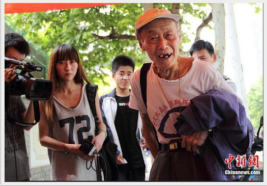 Cụ Wangxia bắt đầu tham gia thi tuyển sinh đại học kể từ khi chính phủ Trung Quốc gỡ bỏ quy định giới hạn tuổi tác của các thí sinh tham gia thi gaokao trong năm 2001.