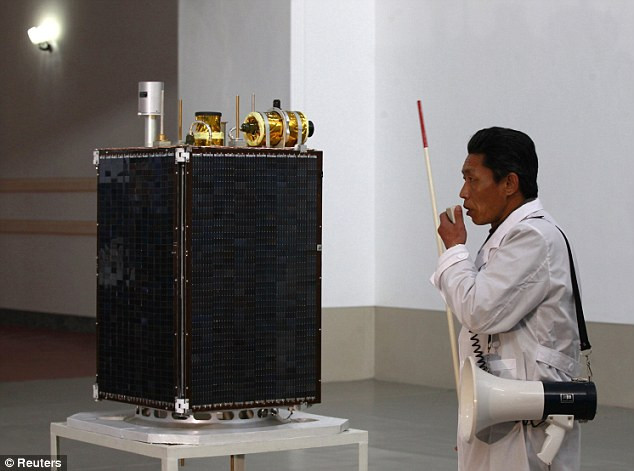 Một nhà khoa học giới thiệu về vệ tinh Kwangmyongsong-3 được đặt trên tên lửa Unha-3. Một nhà khoa học giới thiệu về vệ tinh Kwangmyongsong-3 được đặt trên tên lửa Unha-3.