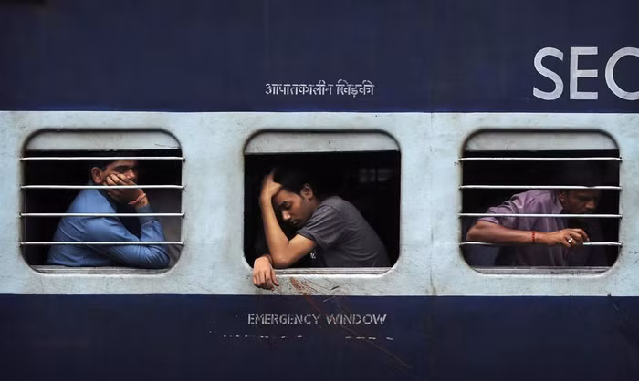 Hành khách ngồi bên trong toa tàu chờ đợi nó hoạt động trở lại sau khi xảy ra sự cố mất điện kéo dài trên diện rộng ảnh hưởng tới cuộc sống của 600 triệu người dân Ấn Độ ở New Delhi hôm 31/7. Hành khách ngồi bên trong toa tàu chờ đợi nó hoạt động trở lại sau khi xảy ra sự cố mất điện kéo dài trên diện rộng ảnh hưởng tới cuộc sống của 600 triệu người dân Ấn Độ ở New Delhi hôm 31/7.