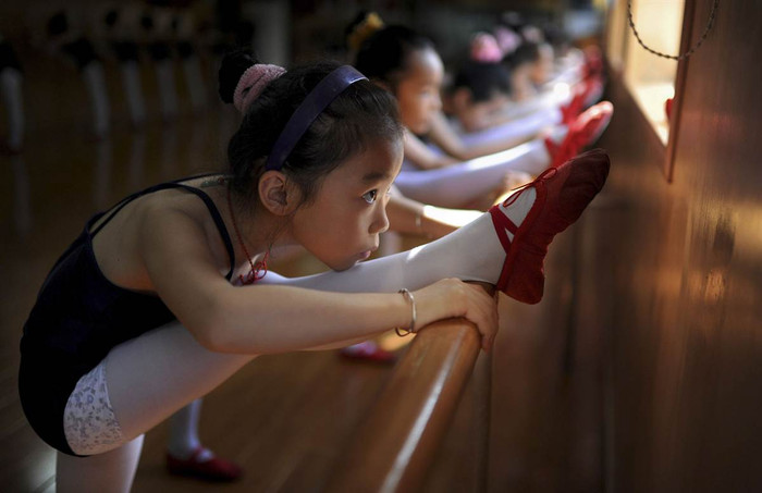 Trẻ em trong lớp học múa ba lê tại Hợp Phì, Trung Quốc ngày 1/8. Trẻ em trong lớp học múa ba lê tại Hợp Phì, Trung Quốc ngày 1/8.
