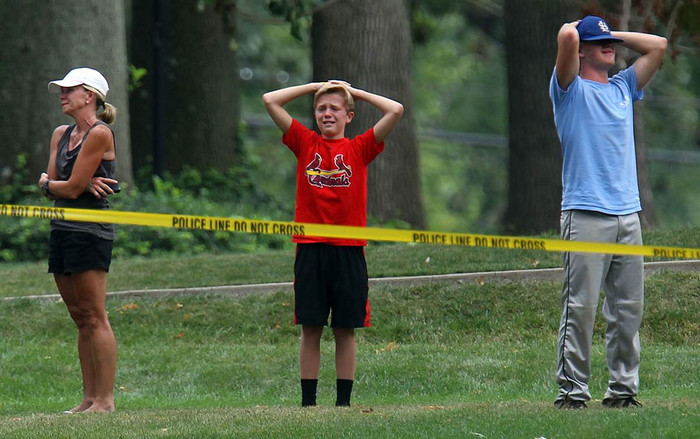 Bạn bè và hàng xóm đứng bên ngoài dải băng màu vàng bao quanh hiện trường vụ giết người tự sát tại Glendale, Missouri, Mỹ ngày 30/7. Bạn bè và hàng xóm đứng bên ngoài dải băng màu vàng bao quanh hiện trường vụ giết người tự sát tại Glendale, Missouri, Mỹ ngày 30/7.