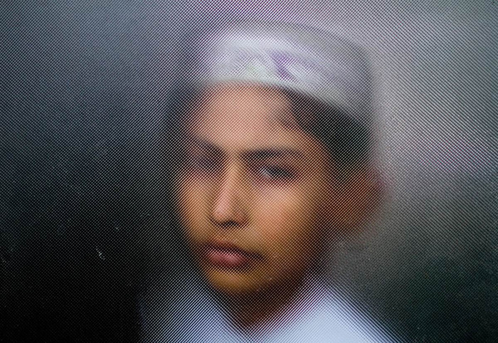 Mohamad Udin Sekh, 12 tuổi, nhìn ra cửa sổ trong tháng ăn chay Ramadan tại trường Jamia, ở Kathmandu, Nepal, ngày 25/7. Mohamad Udin Sekh, 12 tuổi, nhìn ra cửa sổ trong tháng ăn chay Ramadan tại trường Jamia, ở Kathmandu, Nepal, ngày 25/7.