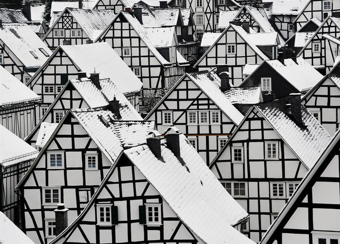 Những mái nhà được phủ trắng tuyết ở Freudenberg, Đức ngày 2/12.