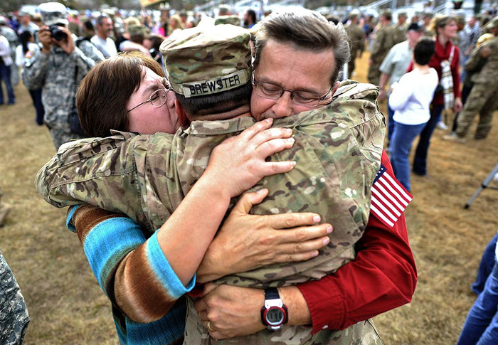 Trung úy Aaron Brewster trong vòng tay cha mẹ sau khi trở về từ chiến trường Afghanistan hôm 5/12.