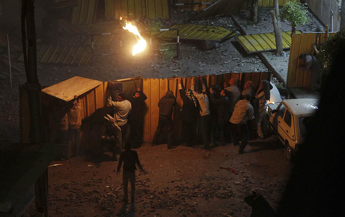 Những người ủng hộ Tổng thống Ai Cập Mohammed Morsi ném bom xăng và đá vào đám đông người biểu tình phản đối ông Morsi bên ngoài dinh Tổng thống ở Cairo ngày 5/12.