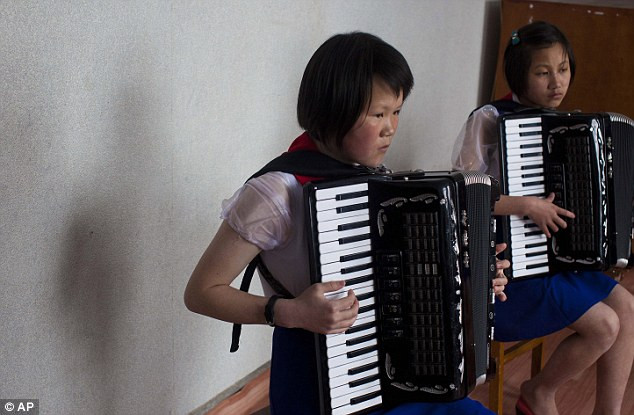 Các học sinh nữ luyện tập chơi đàn accordions trong giờ học nhạc ngoại khóa. Các học sinh nữ luyện tập chơi đàn accordions trong giờ học nhạc ngoại khóa.