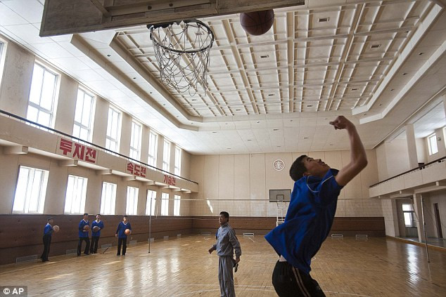 Một phòng tập bóng rổ tiêu chuẩn giống như ở các trường học tại phương Tây. Một phòng tập bóng rổ tiêu chuẩn giống như ở các trường học tại phương Tây.