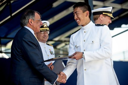 Ông Panetta chúc mừng sinh viên tốt nghiệp Học viện Hải quân Mỹ. Ông Panetta chúc mừng sinh viên tốt nghiệp Học viện Hải quân Mỹ.