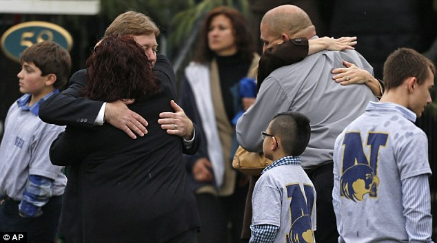 Một lệnh cấm có thể đem lại cho nhiều người Mỹ cơ hội không phải chứng kiến cảnh cha mẹ mất con, chồng mất vợ như thế này. Một lệnh cấm có thể đem lại cho nhiều người Mỹ cơ hội không phải chứng kiến cảnh cha mẹ mất con, chồng mất vợ như thế này.