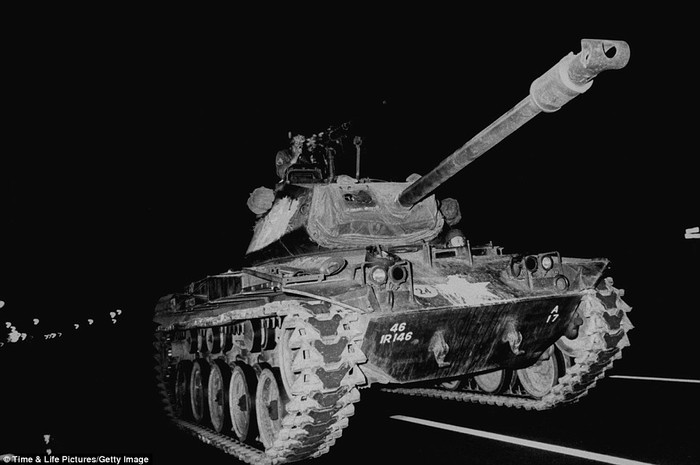 Xe tăng của quân đội Mỹ tiến hành tuần tra trên đường phố trong suốt những ngày diễn ra cuộc đụng độ sắc tộc tại Detriot.