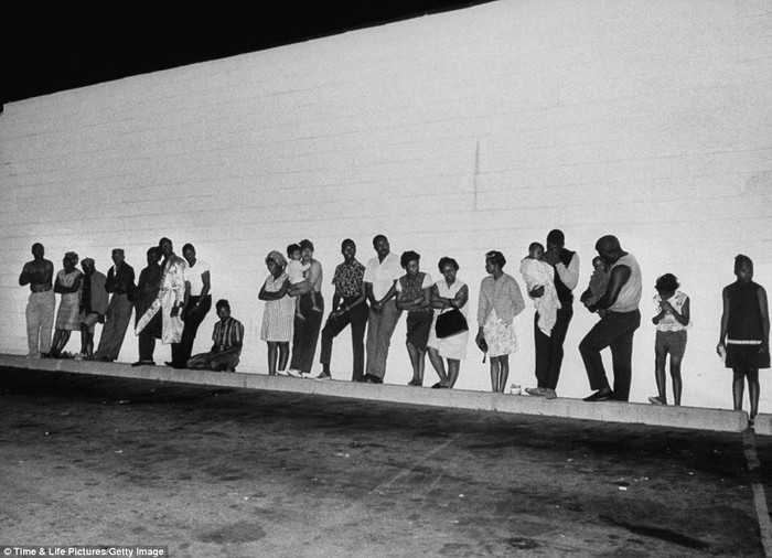 Cảnh sát sơ tán người dân ra khỏi các căn nhà của họ để tìm kiếm những kẻ bắn tỉa trong cuộc bạo loạn.