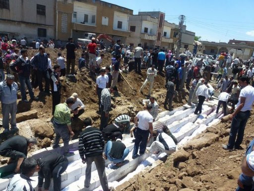 Chôn cất các nạn nhân trong vụ thảm sát ở Houla hôm 26/5 (Nguồn: AFP) Chôn cất các nạn nhân trong vụ thảm sát ở Houla hôm 26/5 (Nguồn: AFP)