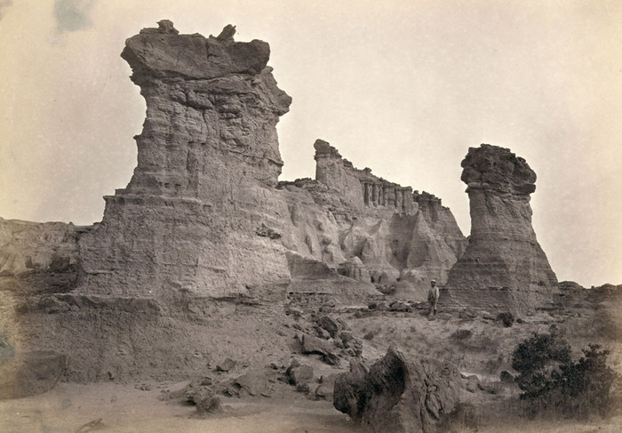 Núi đá tự nhiên tại Badlands Washakie, Wyoming vào năm 1872. Núi đá tự nhiên tại Badlands Washakie, Wyoming vào năm 1872.