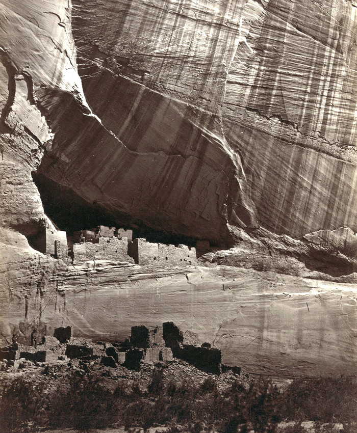 Tàn tích của người Anasazi tại Canyon de Chelly, Arizona, vào năm 1873. Những ngôi nhà này được xây dựng trước đó 500 năm. Tàn tích của người Anasazi tại Canyon de Chelly, Arizona, vào năm 1873. Những ngôi nhà này được xây dựng trước đó 500 năm.